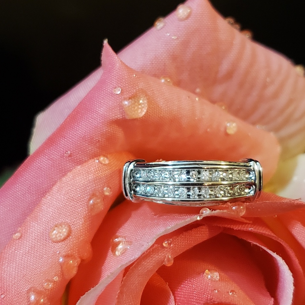 Nice! Solid 10kt Y/Wt Gold & Natural Diamonds